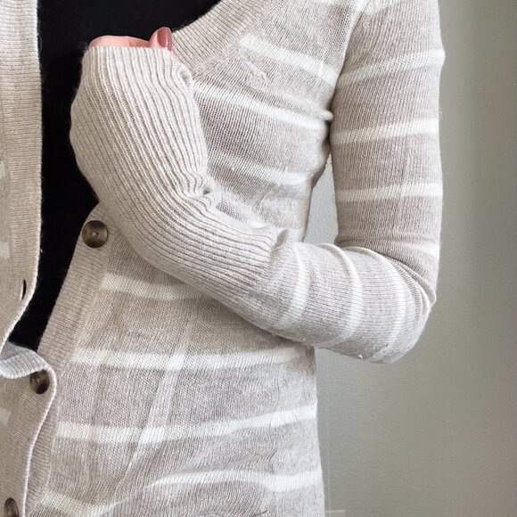 Vintage Abercrombie & Fitch Striped Tan & Ivory V-Neck Dad Cardigan (S) - Picture 4 of 10